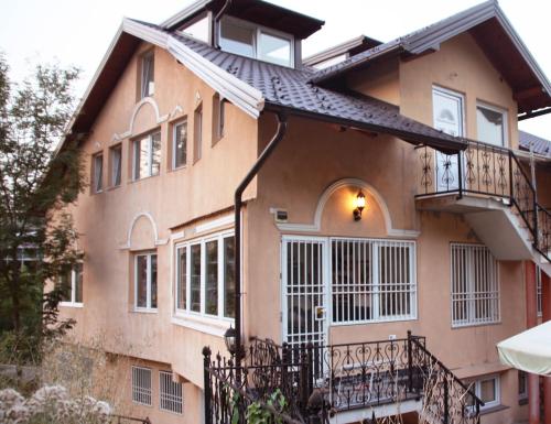 Center Star Apartments