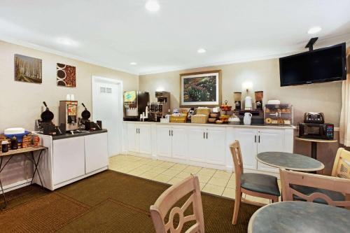 Їжа та напої, La Quinta Inn by Wyndham Detroit Canton in Детройт (Мічіган) Їжа та напої, La Quinta Inn by Wyndham Detroit Canton in Детройт (Мічіган)