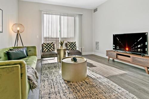 Bright & Comfortable Oakbrook 2BR Apt Free Parking OAK28 in Oakbrook Terrace (IL) Bright & Comfortable Oakbrook 2BR Apt Free Parking OAK28 in Oakbrook Terrace (IL)
