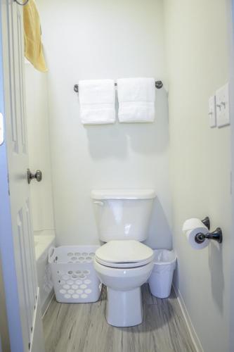 Bathroom, Trailhead Lodging in Seward (AK) Bathroom, Trailhead Lodging in Seward (AK)