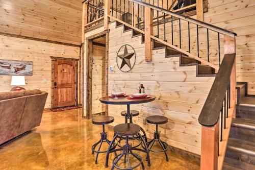 The Breeze - Broken Bow Cabin with Hot Tub and Deck! in De Queen The Breeze - Broken Bow Cabin with Hot Tub and Deck! in De Queen