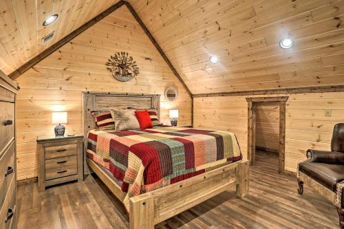 The Breeze - Broken Bow Cabin with Hot Tub and Deck! in De Queen The Breeze - Broken Bow Cabin with Hot Tub and Deck! in De Queen