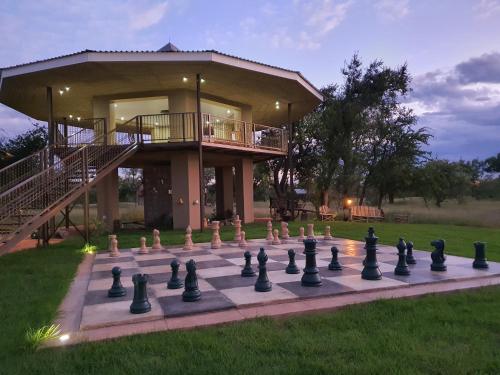 מתקני המלון, Callies Game Lodge Safaris in טסומב מתקני המלון, Callies Game Lodge Safaris in טסומב
