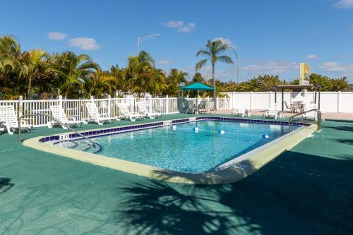 Úszómedence, Sunshine Inn & Suites Venice, Florida in Venice (Florida) Úszómedence, Sunshine Inn & Suites Venice, Florida in Venice (Florida)