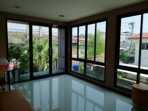 Exterior view, ศรีกรุงดีลักซ์โฮเตล in Han Tra Exterior view, ศรีกรุงดีลักซ์โฮเตล in Han Tra
