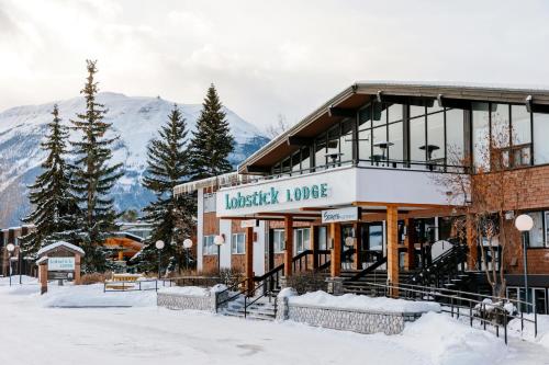 Exterior view, Lobstick Lodge in Jasper (AB) Exterior view, Lobstick Lodge in Jasper (AB)