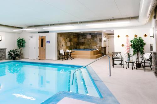 Swimming pool, Lobstick Lodge in Jasper (AB) Swimming pool, Lobstick Lodge in Jasper (AB)