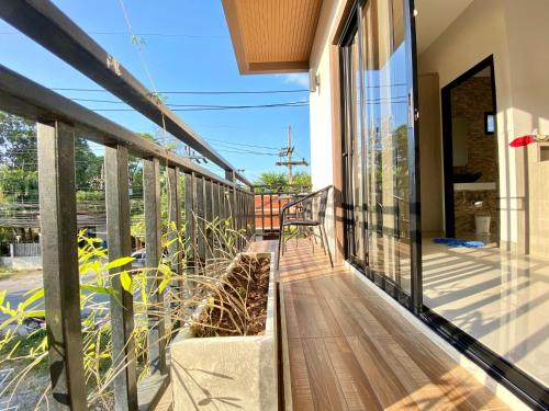 Balcony/terrace, Pensiri House in Naiyang Beach Balcony/terrace, Pensiri House in Naiyang Beach