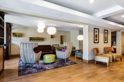 Lobby, La Quinta Inn & Suites by Wyndham San Diego Mission Bay in Pacific Beach Lobby, La Quinta Inn & Suites by Wyndham San Diego Mission Bay in Pacific Beach