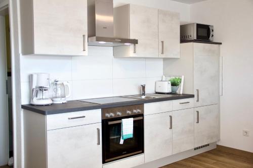 Kitchen, Herzog Wolfgang Studios- Zentral, Modern, Freundlich in Zweibrucken Kitchen, Herzog Wolfgang Studios- Zentral, Modern, Freundlich in Zweibrucken
