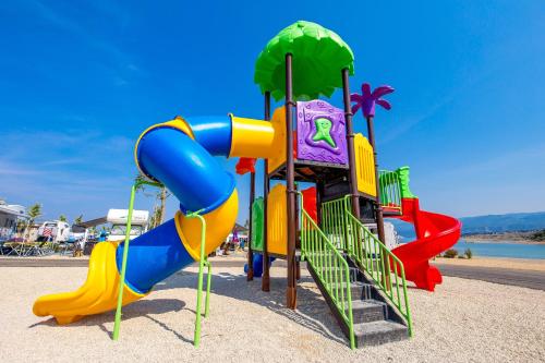 Дитячий майданчик, Mobile Homes Camping Omišalj (Mobile Homes Camping Omisalj) in Омішаль Дитячий майданчик, Mobile Homes Camping Omišalj (Mobile Homes Camping Omisalj) in Омішаль