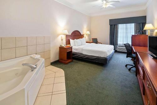 Facilities, La Quinta Inn and Suites Fort Myers I-75 near JetBlue Park Facilities, La Quinta Inn and Suites Fort Myers I-75 near JetBlue Park
