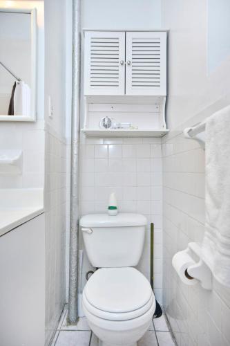 Ванная комната, Yorkville Apartments -Upper East Side in Аппер-Ист-Сайд Ванная комната, Yorkville Apartments -Upper East Side in Аппер-Ист-Сайд