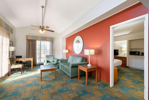 Facilities, La Quinta Inn by Wyndham Phoenix Sky Harbor Airport in Sky Harbor International Airport Facilities, La Quinta Inn by Wyndham Phoenix Sky Harbor Airport in Sky Harbor International Airport