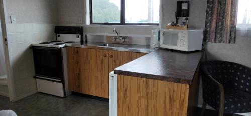 Kitchen, Cypress Court Motel in Whangarei Kitchen, Cypress Court Motel in Whangarei