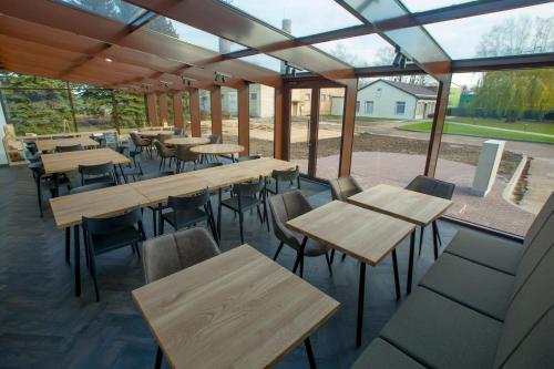 餐廳, Baltas gandras in 布比艾 餐廳, Baltas gandras in 布比艾