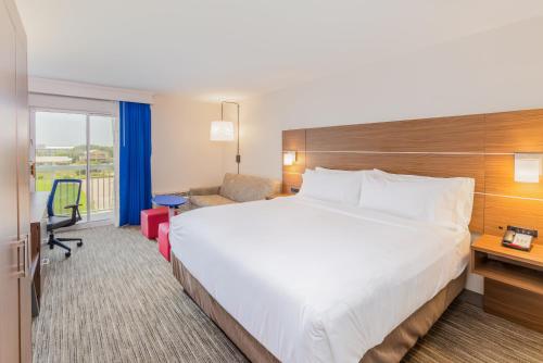 Holiday Inn Express Orange Beach - On The Beach By IHG in Orange Beach (AL) Holiday Inn Express Orange Beach - On The Beach By IHG in Orange Beach (AL)