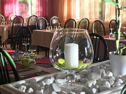 Restaurant, Hotel Les Chenes in Sisteron Restaurant, Hotel Les Chenes in Sisteron
