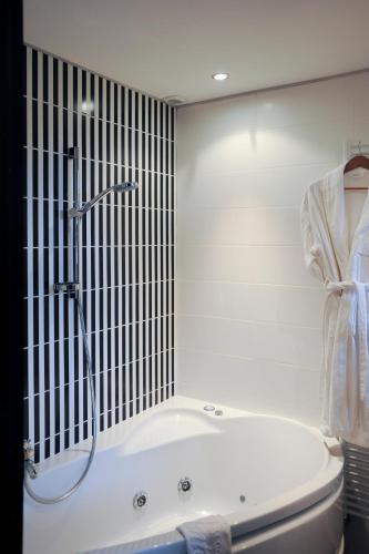 Bathroom, Demeures & Chateaux Hotel Domaine le Clos des Fontaines in Jumieges Bathroom, Demeures & Chateaux Hotel Domaine le Clos des Fontaines in Jumieges