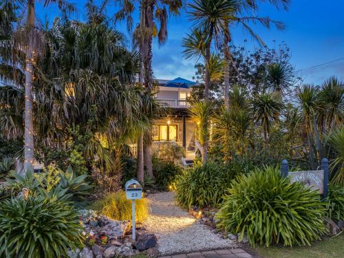 Entrance, Kiwi House Waiheke in Oneroa Entrance, Kiwi House Waiheke in Oneroa