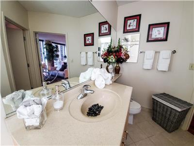 在meiguo.com看到的Downtown Chicago King 3 Bed (Flex) Luxury Comfort Suite. Serving Medical Staff & First Responders的介绍图片