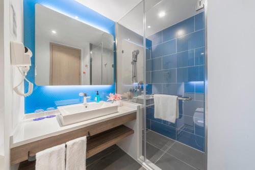 Bathroom, Holiday Inn Express Shanghai Gubei in New Hongqiao Commercial Center and Changning Bathroom, Holiday Inn Express Shanghai Gubei in New Hongqiao Commercial Center and Changning