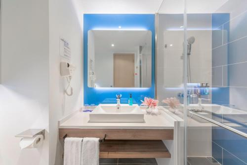 Bathroom, Holiday Inn Express Shanghai Gubei in New Hongqiao Commercial Center and Changning Bathroom, Holiday Inn Express Shanghai Gubei in New Hongqiao Commercial Center and Changning