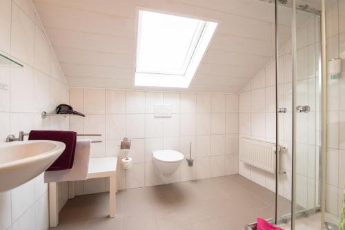 Bathroom, Landhaus Heimisch Bed & Breakfast in Geisfeld Bathroom, Landhaus Heimisch Bed & Breakfast in Geisfeld