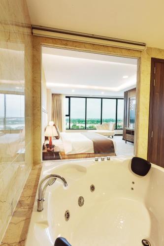 Bathroom, Muong Thanh Luxury Can Tho Hotel in Cần Thơ Bathroom, Muong Thanh Luxury Can Tho Hotel in Cần Thơ