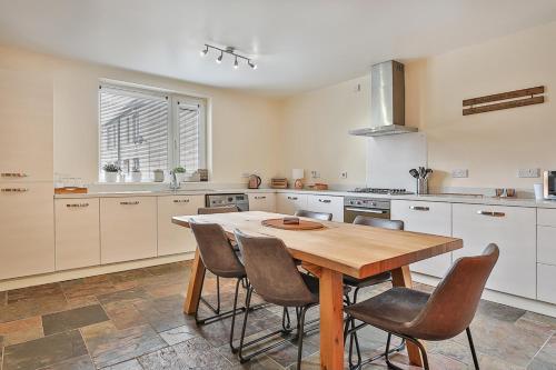 Beautiful City Centre House with Parking! Sleeps 6 in Manor Castle Beautiful City Centre House with Parking! Sleeps 6 in Manor Castle