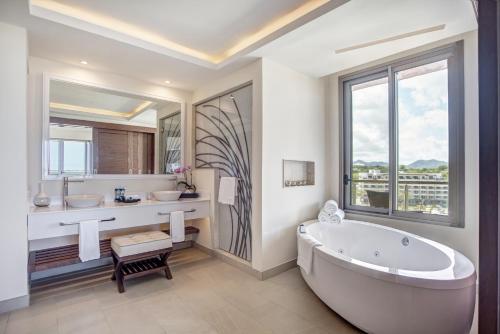 バスルーム, Royalton Saint Lucia, An Autograph Collection All-Inclusive Resort in グロスアイレット バスルーム, Royalton Saint Lucia, An Autograph Collection All-Inclusive Resort in グロスアイレット