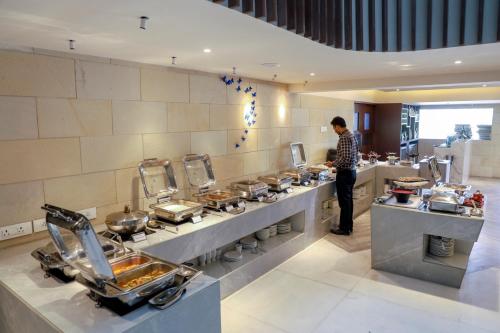 Alimentos e Bebidas, Royal Orchid Golden Suites Pune in Pune Alimentos e Bebidas, Royal Orchid Golden Suites Pune in Pune