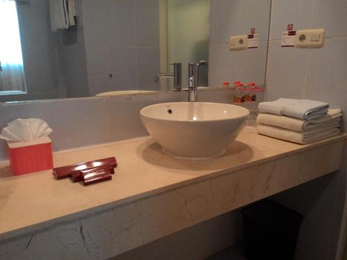Bathroom, favehotel Kusumanegara near Rumah Sakit Happy Land Bathroom, favehotel Kusumanegara near Rumah Sakit Happy Land