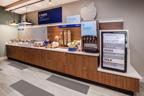Їжа та напої, Holiday Inn Express Hotel & Suites Canton in Canton Їжа та напої, Holiday Inn Express Hotel & Suites Canton in Canton