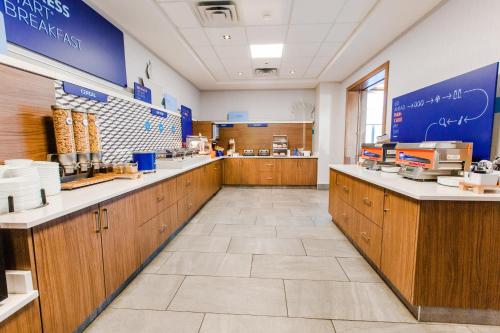 Храна и напитки, Holiday Inn Express & Suites West Edmonton-Mall Area in Edmonton (AB) Храна и напитки, Holiday Inn Express & Suites West Edmonton-Mall Area in Edmonton (AB)