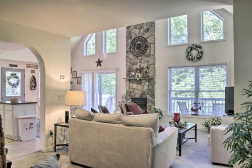 Spacious Home with Deck, Grill and Delaware River View in Callicoon (NY) Spacious Home with Deck, Grill and Delaware River View in Callicoon (NY)