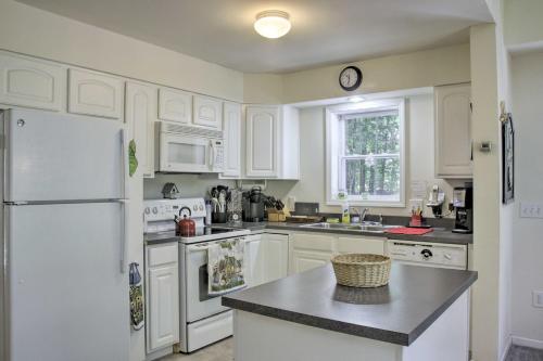 Spacious Home with Deck, Grill and Delaware River View in Callicoon (NY) Spacious Home with Deck, Grill and Delaware River View in Callicoon (NY)