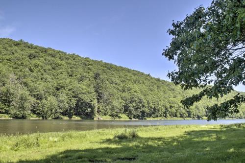 Spacious Home with Deck, Grill and Delaware River View in Callicoon (NY) Spacious Home with Deck, Grill and Delaware River View in Callicoon (NY)