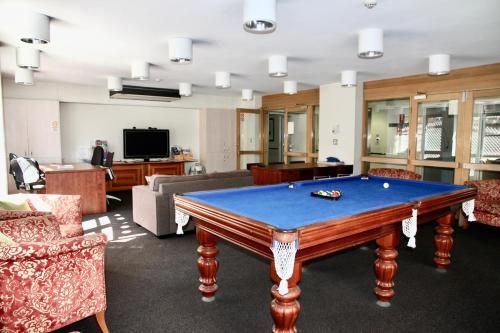 Shared lounge/TV area, Mariners Court Hotel in Potts Point Shared lounge/TV area, Mariners Court Hotel in Potts Point