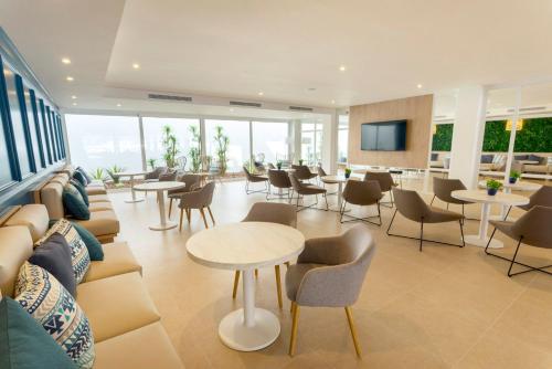 Pub/Lounge, Parque Nereida Suites Hotel near Platja de Cala Agulla Pub/Lounge, Parque Nereida Suites Hotel near Platja de Cala Agulla