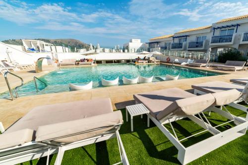 Úszómedence, Parque Nereida Suites Hotel near Platja de Cala Agulla Úszómedence, Parque Nereida Suites Hotel near Platja de Cala Agulla