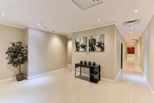 Lobby, NU Hotel Toronto Airport in Mississauga (ON) Lobby, NU Hotel Toronto Airport in Mississauga (ON)