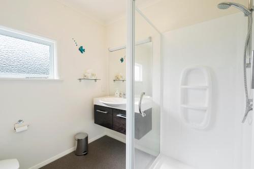 ห้องน้ำ, The Green Trout - Paraparaumu Beach Holiday Home in ปาราปาเรามู ห้องน้ำ, The Green Trout - Paraparaumu Beach Holiday Home in ปาราปาเรามู