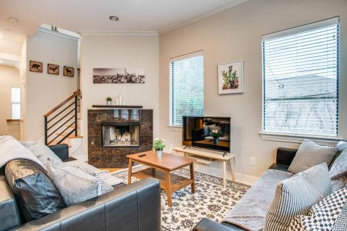 Stunning Oak Lawn Townhouse Close to everything in Oak Lawn Stunning Oak Lawn Townhouse Close to everything in Oak Lawn