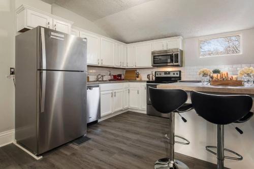 Louisville Dream House 4BR 2BA by CozySuites in Scottsburg (IN) Louisville Dream House 4BR 2BA by CozySuites in Scottsburg (IN)