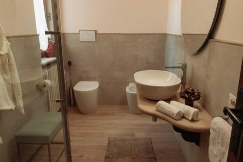 Bathroom, Villa Miralago in Fiastra Bathroom, Villa Miralago in Fiastra