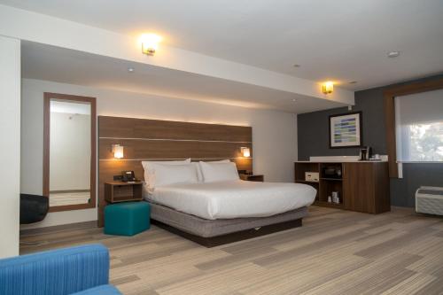 Holiday Inn Express Hotel & Suites San Diego Airport - Old Town By IHG in San Diego Intl. Airport Holiday Inn Express Hotel & Suites San Diego Airport - Old Town By IHG in San Diego Intl. Airport