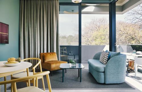 Balcony/terrace, Home Suite Hotels Rosebank near South African National Museum of Military History Balcony/terrace, Home Suite Hotels Rosebank near South African National Museum of Military History