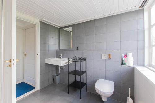 Phòng tắm, Prachtig gelegen vrijstaand landhuis in Naaldwijk Phòng tắm, Prachtig gelegen vrijstaand landhuis in Naaldwijk