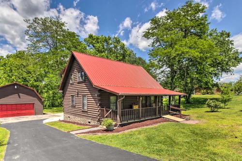 Rustic Log Cabin with Screened Deck, 8Mi to Dollywood